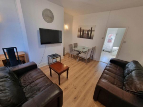 2 Bedroom Home Ideal for Professionals & Family Trips near Manchester Oldham Bury Rochdale